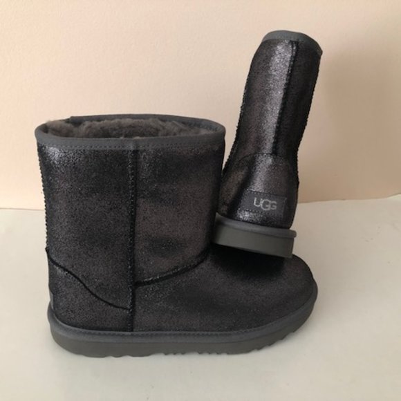 UGG Classic II Short Water Resistant Metallic Glitter boots. Size: 8 - Picture 10 of 11